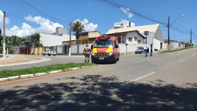 Colisão traseira entre moto e carro deixa motociclista ferido em Catalão