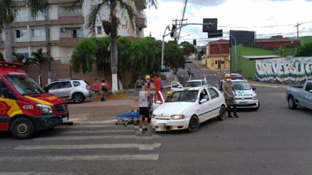 Três veículos colidem em cruzamento no Centro, em Catalão