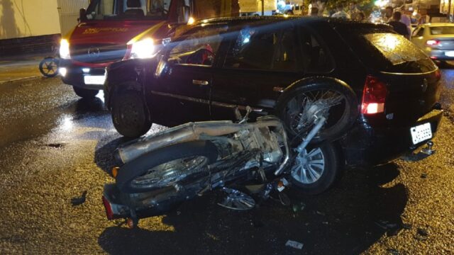 Colisão entre carro e moto deixa uma pessoa feridas em Catalão