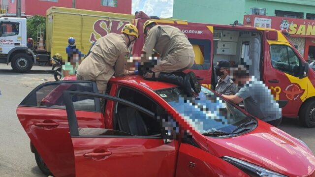 Motociclista vai parar em cima de automóvel após colisão em Catalão
