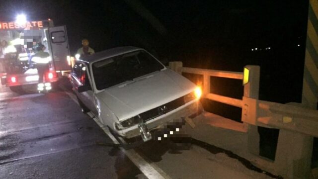 Motorista perde o controle do veículo e bate em proteção de viaduto na BR-050, em Catalão