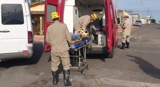Colisão entre micro-ônibus e moto deixa homem ferido no bairro Ipanema