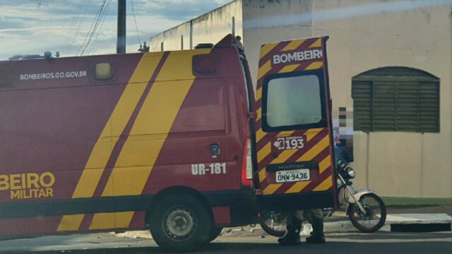 Acidente entre carro e moto deixa uma pessoa ferida no Centro de Catalão