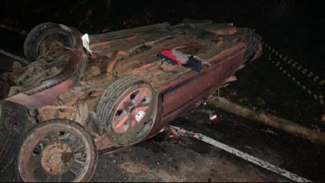 Carro capota e deixa motorista e passageira feridos na GO-309, em Pires do Rio