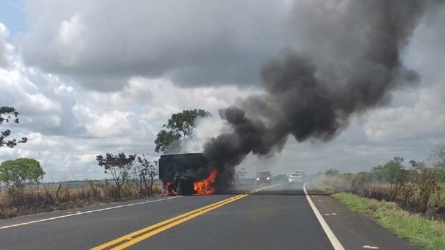 Carreta pega fogo na GO-210 entre Nova Aurora e Corumbaíba