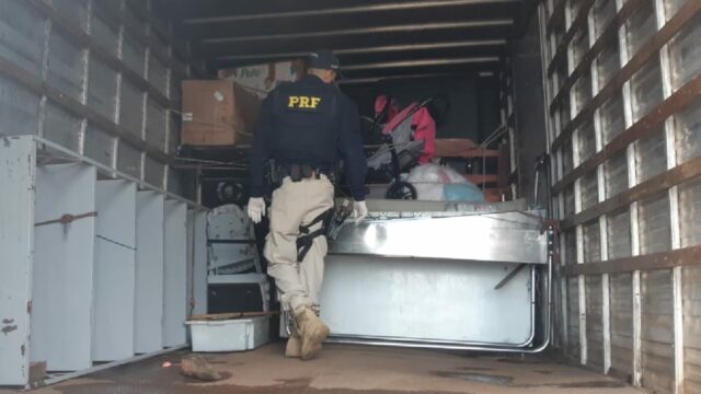 PRF apreende quase 30 mil maços de cigarros em fundo falso de caminhão na BR 050