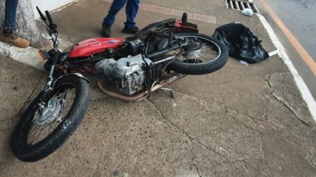 Acidente entre moto e carro deixa dois feridos no Centro de Catalão