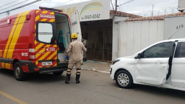 Motociclista fica ferido após colidir em porta de carro aberta em Catalão