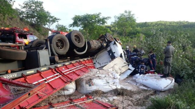 Criança de 08 anos fica presa as ferragens após acidente com caminhão entre Marzagão e Água Limpa
