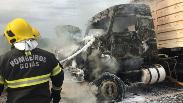 Bombeiros de Catalão e Ipameri combatem incêndio em caminhão na GO-330