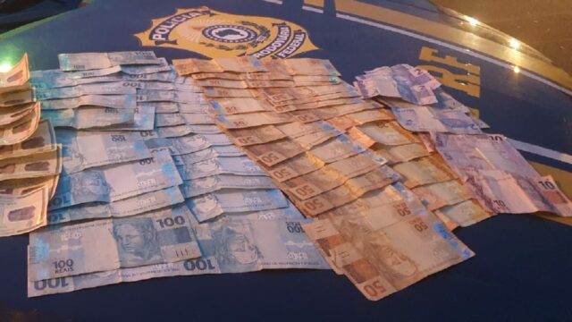 PRF prende quarteto suspeito de fraudar o auxílio emergencial, em Jataí