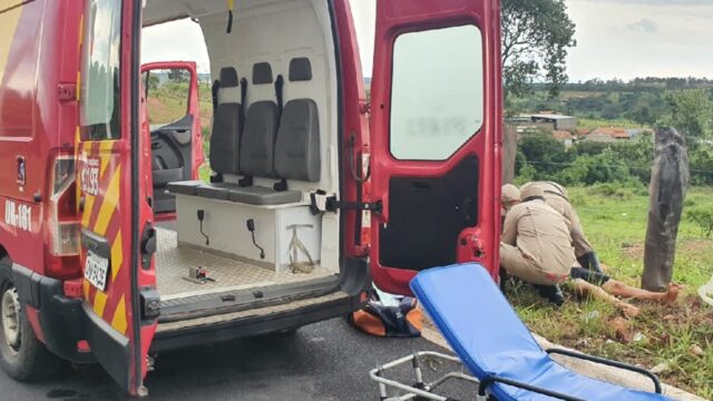 Adolescente fratura os dois braços após queda de bicicleta em Catalão