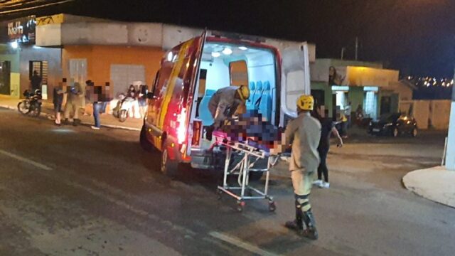 Mulher fica ferida em acidente entre carro e moto em Catalão