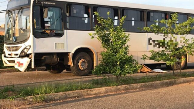 Grave acidente entre ônibus e moto deixa um homem ferido em Catalão