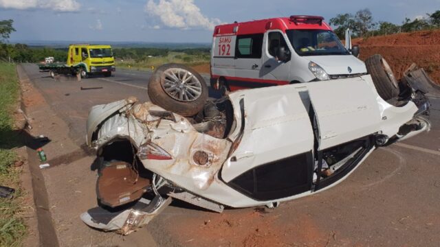 Carro capota e deixa três feridos na BR-050 em Catalão