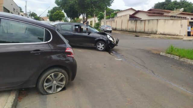 Carros colidem em cruzamento em Catalão