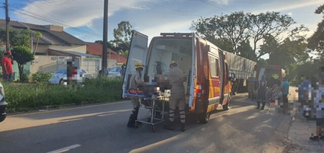 Duas pessoas ficam feridas ao colidir na traseira de carreta estacionada em Catalão