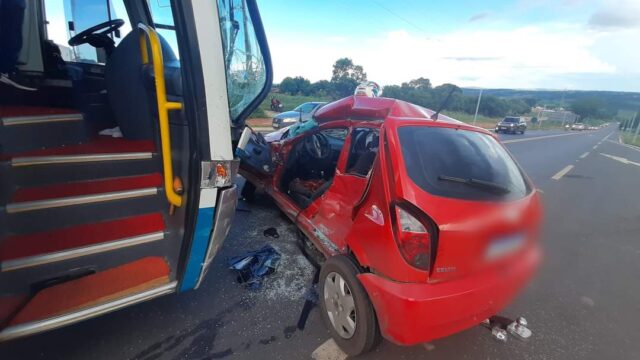 Casal fica gravemente ferido em Caldas Novas após bater veículo em ônibus