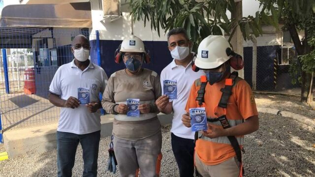 Diretoria do Sindicato Metabase distribui livretos do Acordo Coletivo de Trabalho aos funcionários das mineradoras e misturadoras