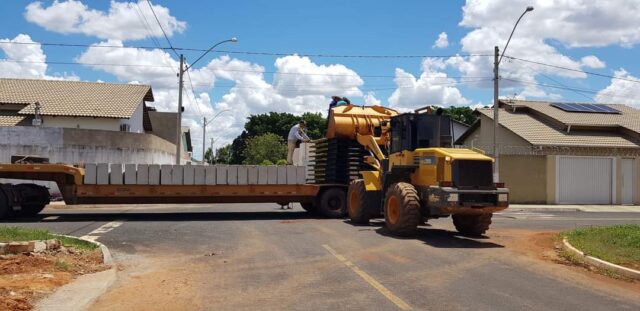 Prefeitura de Ouvidor inicia a instalação e substituição de mata-burros na Zona Rural do município