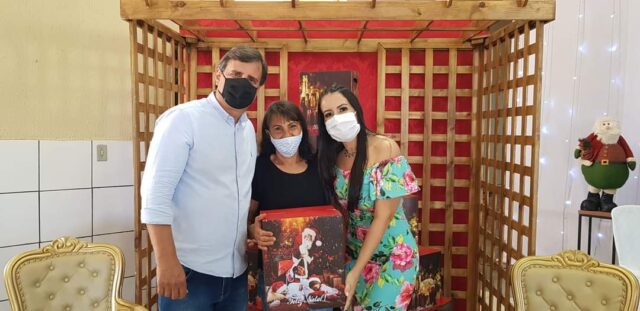 Servidores Públicos Municipais de Ouvidor recebem Cestas Natalinas