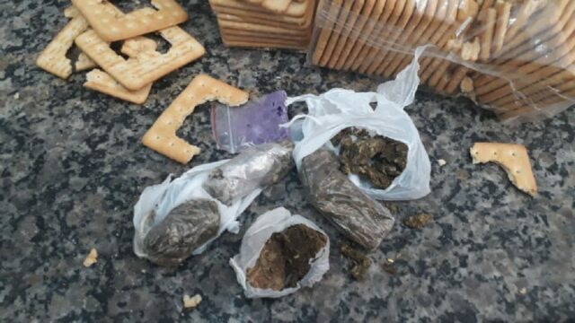 Servidores da UPR de Caldas Novas interceptam entrada de drogas dentro de bolachas deixadas em cobal