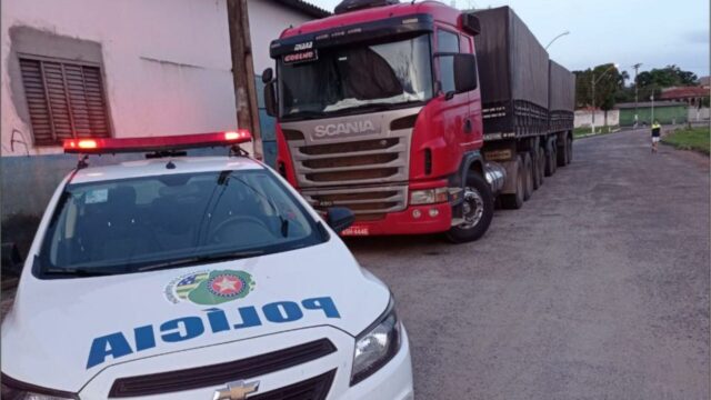 Em Goiandira, PM recupera caminhão e carga com 50 toneladas de grãos roubadas em Minas Gerais