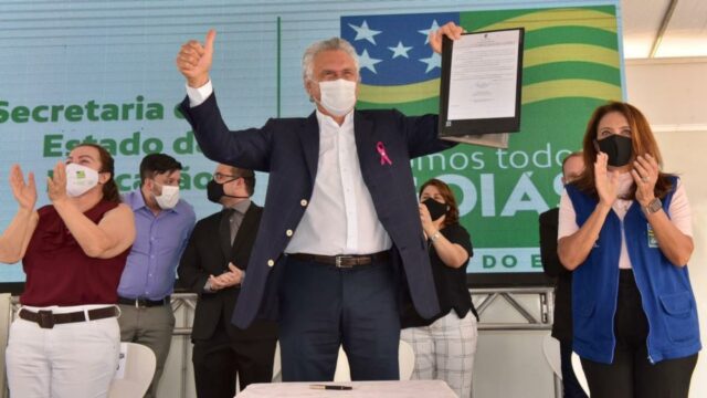 Bônus de R$ 92 milhões aos servidores da Educação já está na folha de dezembro do Governo de Goiás
