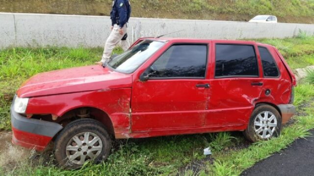 Carro derrapa em pista molhada e motorista fica ferido na BR 050 em Campo Alegre de Goiás
