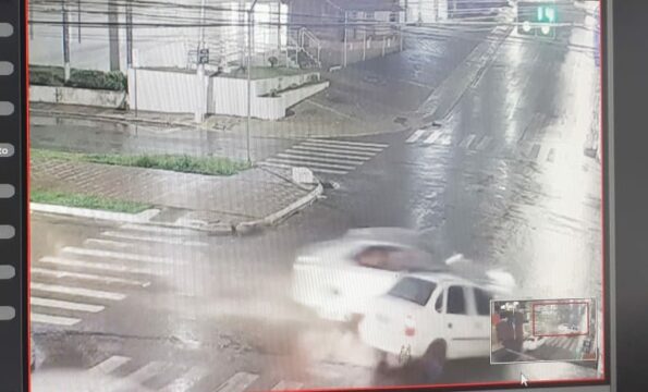 Câmera registra grave acidente no Centro de Catalão, após batida veículo caiu dentro do córrego Pirapitinga; veja vídeo