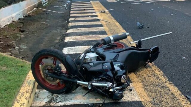 Motociclista fica gravemente ferido após bater em grade de clube em Araguari