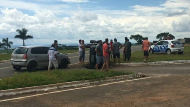 Carro tomba após colisão e deixa três vítimas feridas na GO-330 em Urutaí