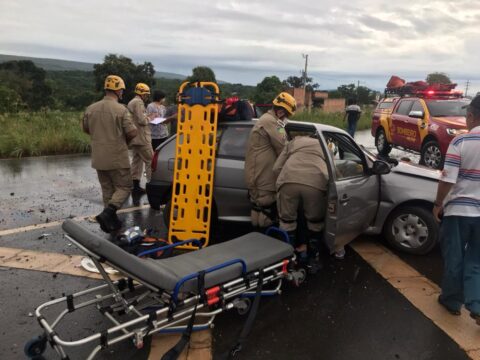 Colisão entre dois veículos deixa duas pessoas feridas em Caldas Novas