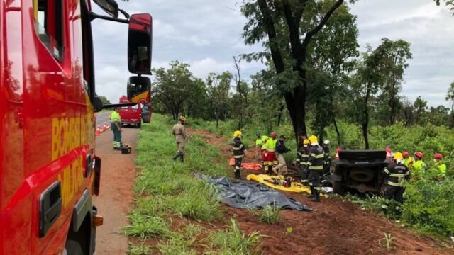 Dois adultos e uma criança morrem em grave acidente na BR-364, em Jataí