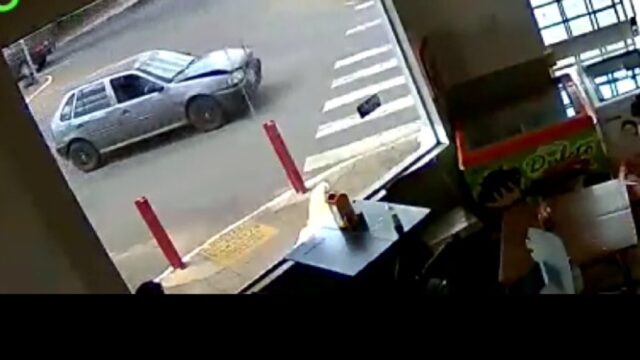 Motorista faz conversão em local proibido e causa acidente, em Catalão; veja vídeo