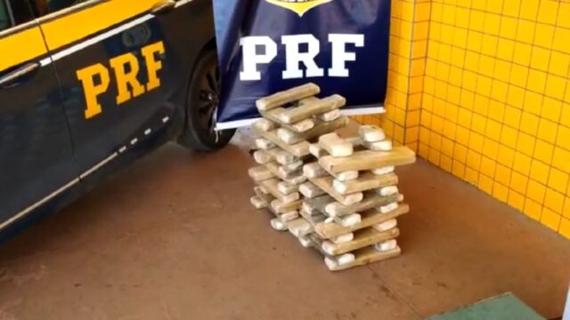 PRF apreende veículo guinchado com droga em Jataí