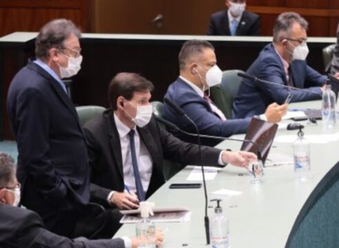 Deputados aprovam projeto que proíbe vacinação obrigatória em Goiás