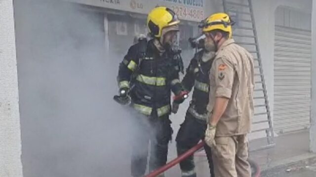 Bombeiros combatem incêndio em loja de celulares em Goiânia