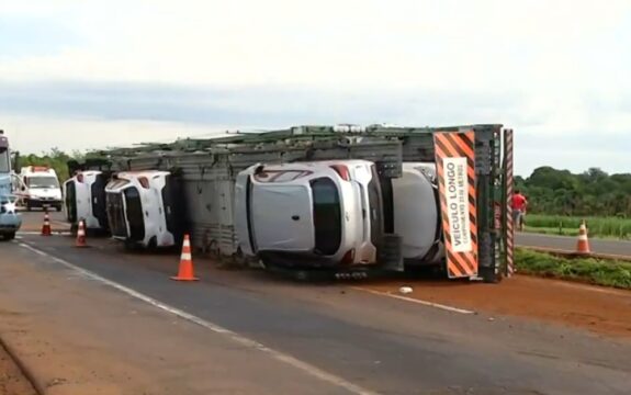 Caminhoneiro morre após caminhão-cegonha tombar na BR-153,  em Itumbiara