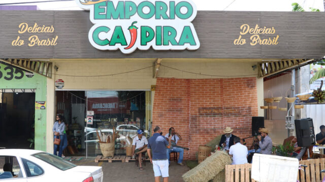 Empório Caipira comemora aniversário de dois anos com apresentações de cantores e muito humor