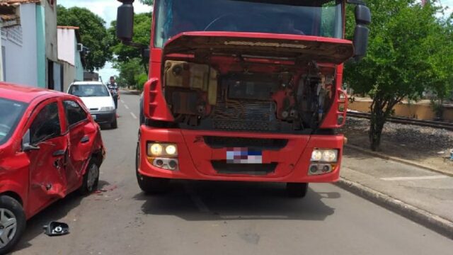 Em Catalão, motorista de carreta bate em veículo estacionado e foge do local