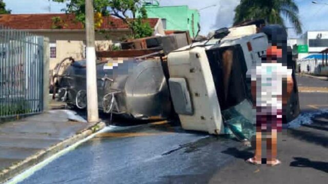 Caminhão tanque de leite tomba em avenida no Centro de Ipameri