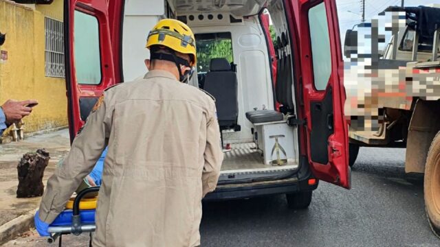 Motociclista fica ferida ao colidir na traseira de caminhão em Catalão