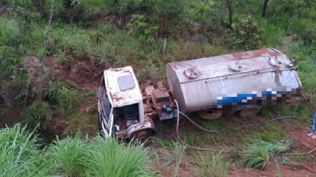 Caminhão tanque de leite  saiu da pista e tomba na GO-330, em Ipameri