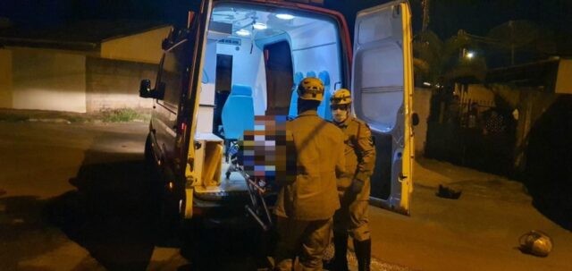 Motorista foge após colidir em moto e deixar duas pessoas feridas em Catalão