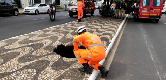 Buraco se abre em calçada e 'engole' pedestre em Uberlândia; veja vídeo