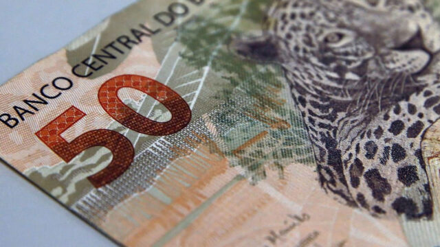 Bolsonaro anuncia aumento do salário mínimo para R$ 1.100