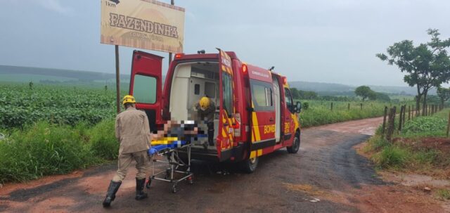 Motociclista fica ferido após colidir contra cerca de arame em Catalão