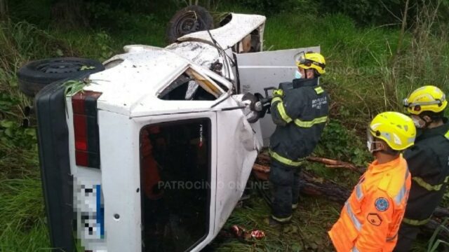 Jovem de 20 anos morre e duas pessoas ficam feridas após veículo bater em árvore na BR 352