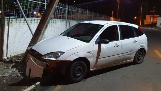 Motorista se distrai com celular e carro colide contra poste em Catalão